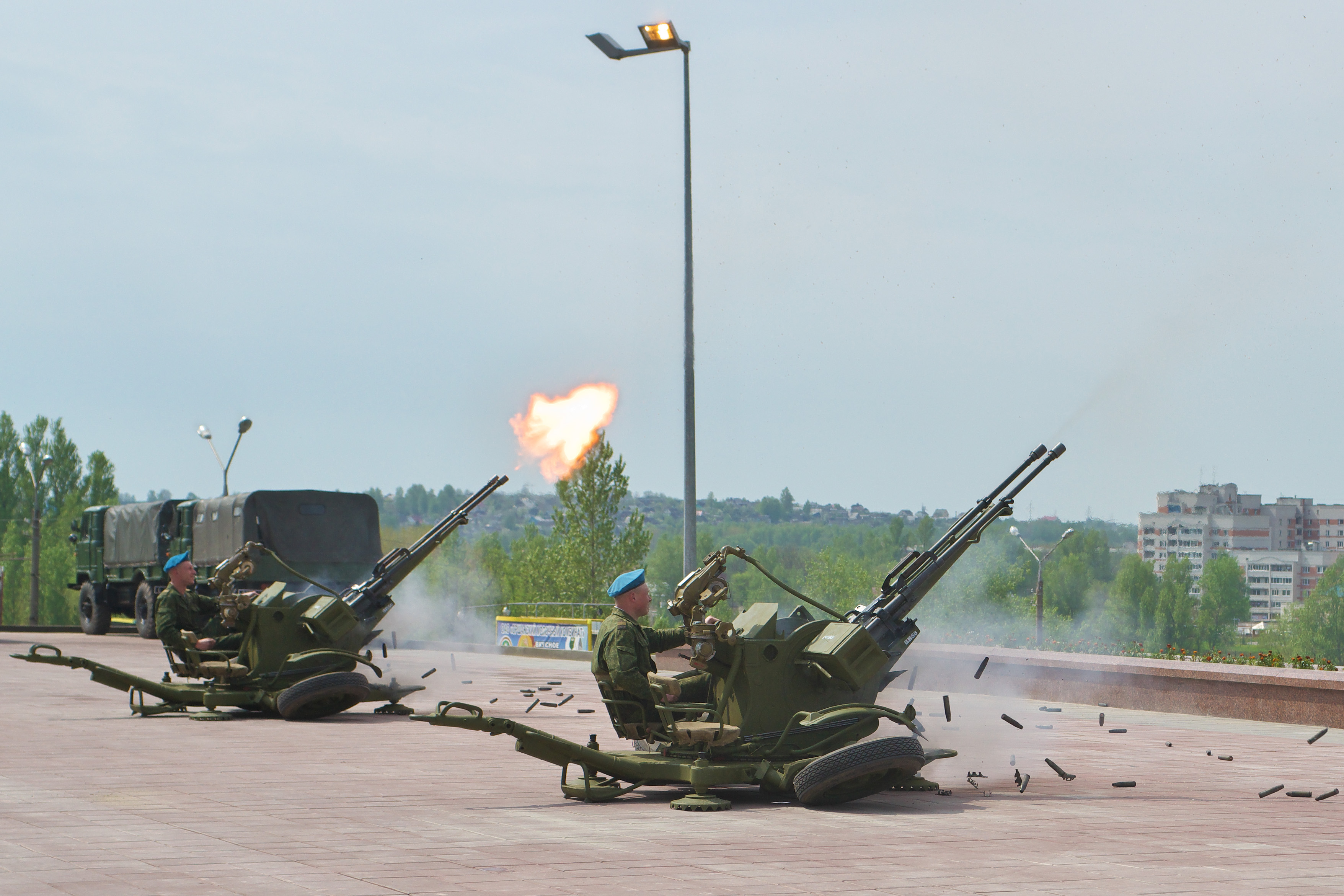 ЗУ-23-2 ведет огонь