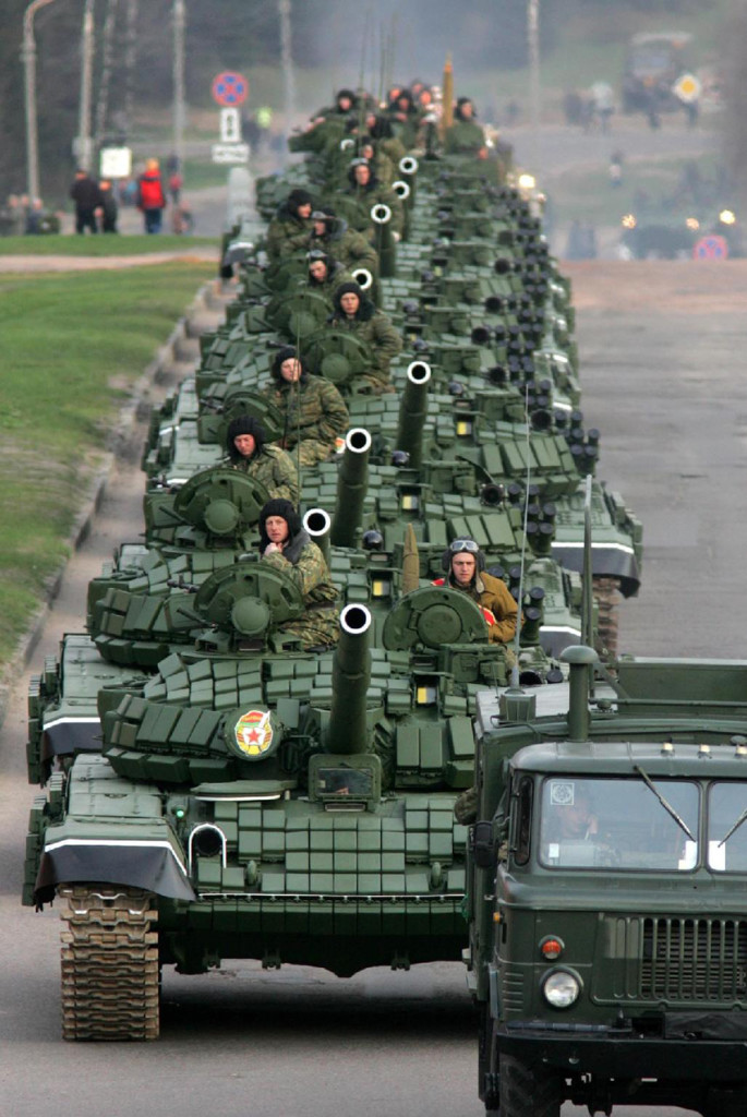 t72b_minsk_parade_may_2005_1