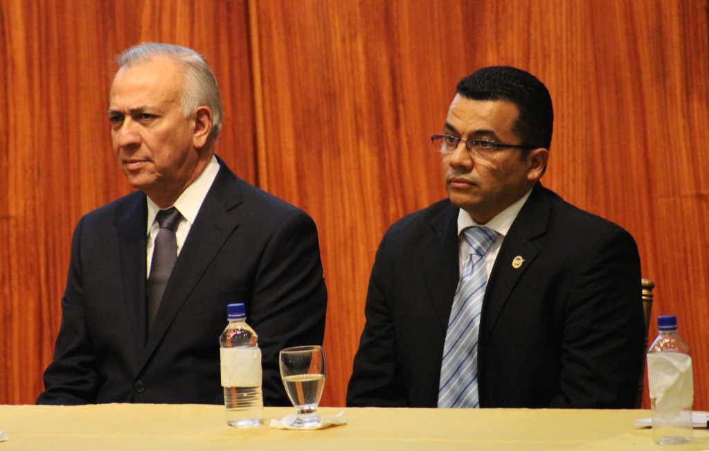 Mauricio Oliva, presidente del Congreso Nacional de Honduras, con Eduin Romero, presidente del Colegio de Periodistas de Honduras. 