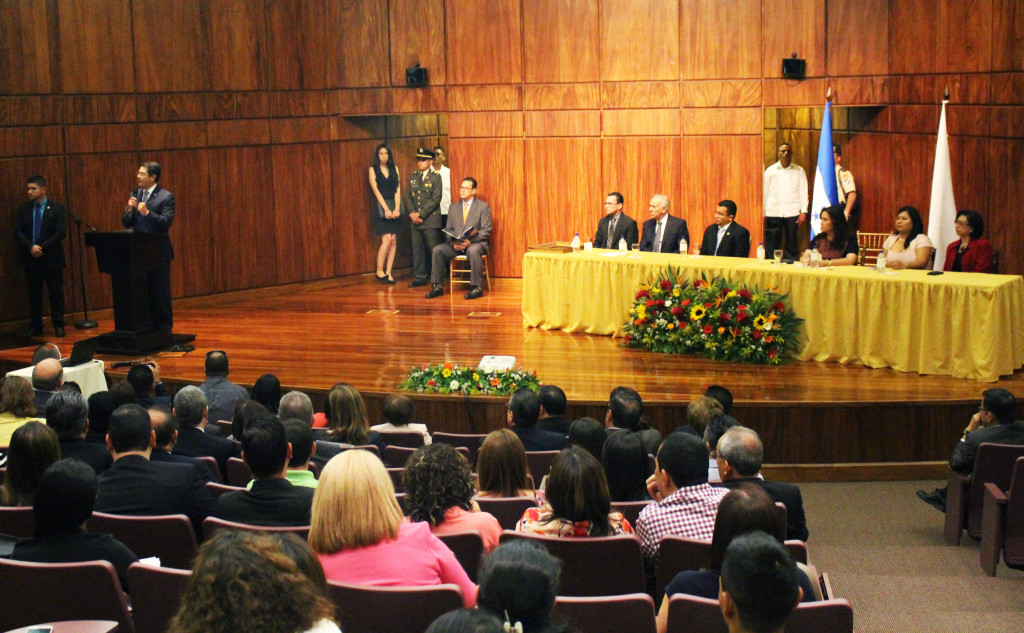Ceremonia de entrega del Premio Nacional Álvaro Contreras, en el salón del BCIE.