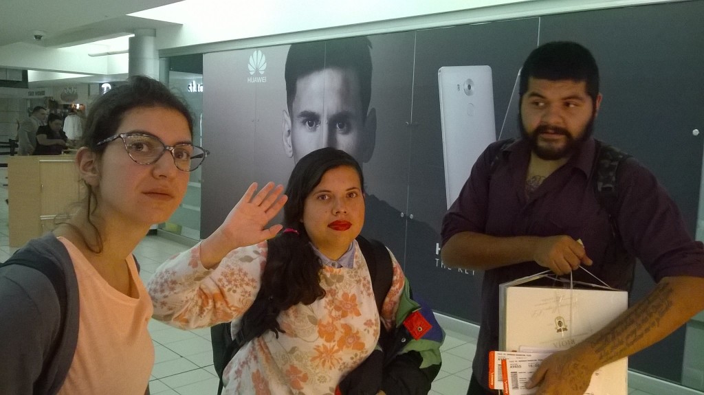 Los artistas mexicanos Carla Lamoyi, Laura Meza y Antonio Medina al momento de salir del país. Foto, Ariel Sosa.