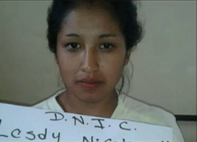 Leslie Yorleni Nicolás Hernández, de 19 años, fue detenida por la policía de Comayagua, zona central de Honduras, por suponerla responsable del delito de aborto. Fuente: https://canal6hn.wordpress.com/2015/05/21/honduras-capturan-a-joven-de-19-anos-que-aborto-su-hijo-en-comayagua/