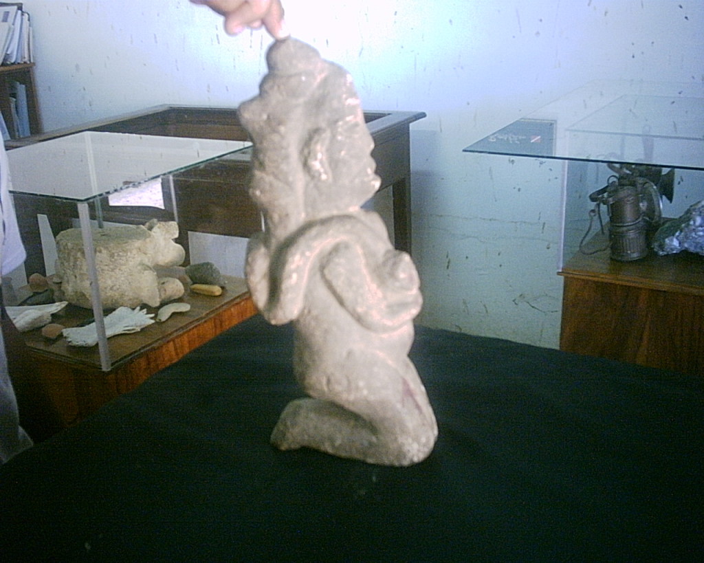 Mujer como símbolo de maternidad. Tallada en piedra (hallada en 1930, Marcovia.) Pieza robada del museo de historia precolombina. 