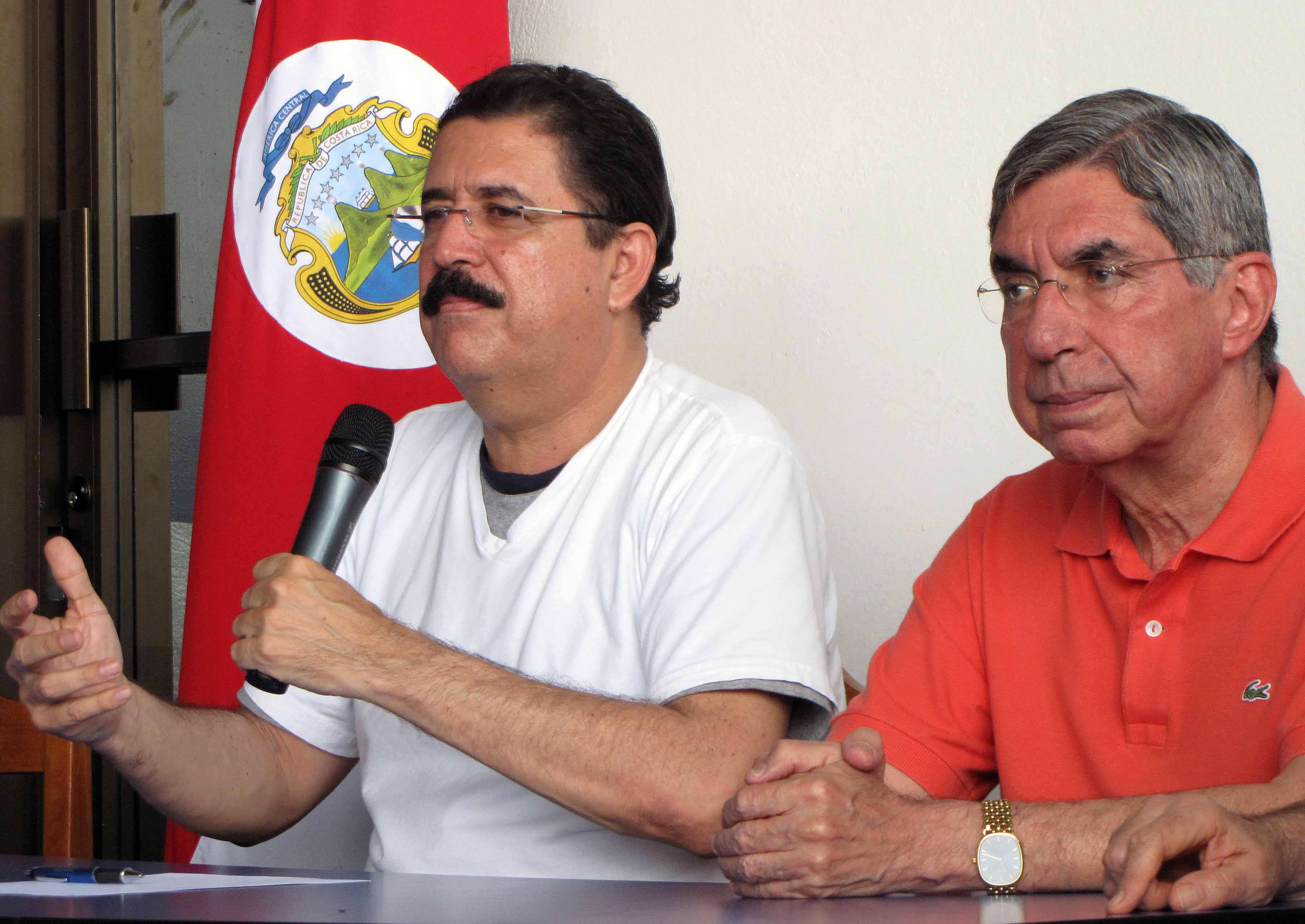 Primera aparición de Manuel Zelaya después del golpe de Estado de 2009, a su lado el presidente de Costar Rica Óscar Arias. AFP PHOTO LUIS RUEDA