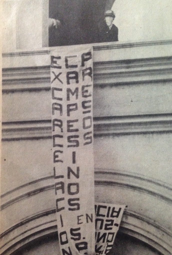 Estudiante encapuchado de la FEUH poniendo una manta en la fachada de la catedral. Foto diario La Prensa, 1979.
