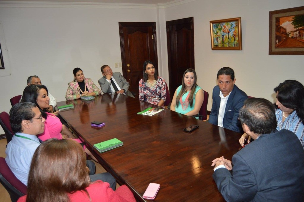El periodista Fernando Del Rincón en reunión con catedráticos de la UTH. Foto cortesía de la UTH.