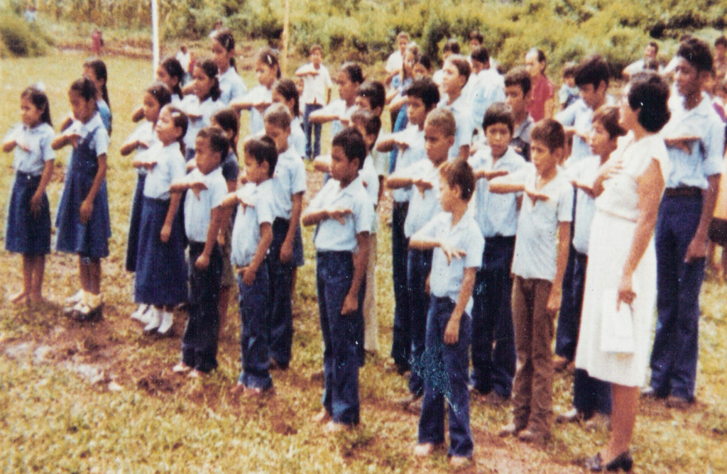 Niños en la escuela de Dos Erres. Foto H.I.J.O.S