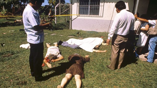 Sacerdotes Jesuitas y empleadas domésticas asesinados por un escuadrón de la muerte en El Salvador en 1989.