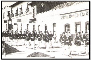El Instituto Salesiano San Miguel marchando en 1949 por la Calle Real de Comayagüela. Tomada de: diario La Tribuna, Fiestas Patrias,  2 de septiembre de 2014.