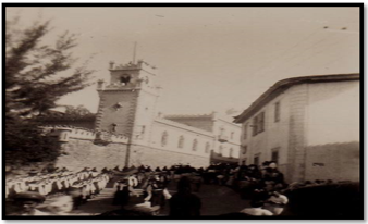 Un desfile del 15 de Septiembre en la década de 1940. En la imagen los marchantes suben la calle frente a la antigua Casa Presidencial. 