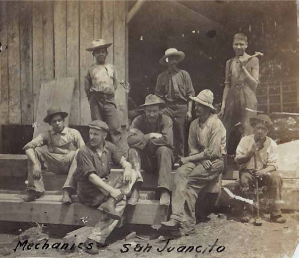 Mineros estadounidenses y hondureños en San Juancito, Honduras, a finales del siglo XIX. En esos años, las compañías norteamericanas conformaron un enclave económico y político en el país, quienes encontraron en los gobiernos hondureños la complicidad para imponer un sistema con mínimas restricciones.