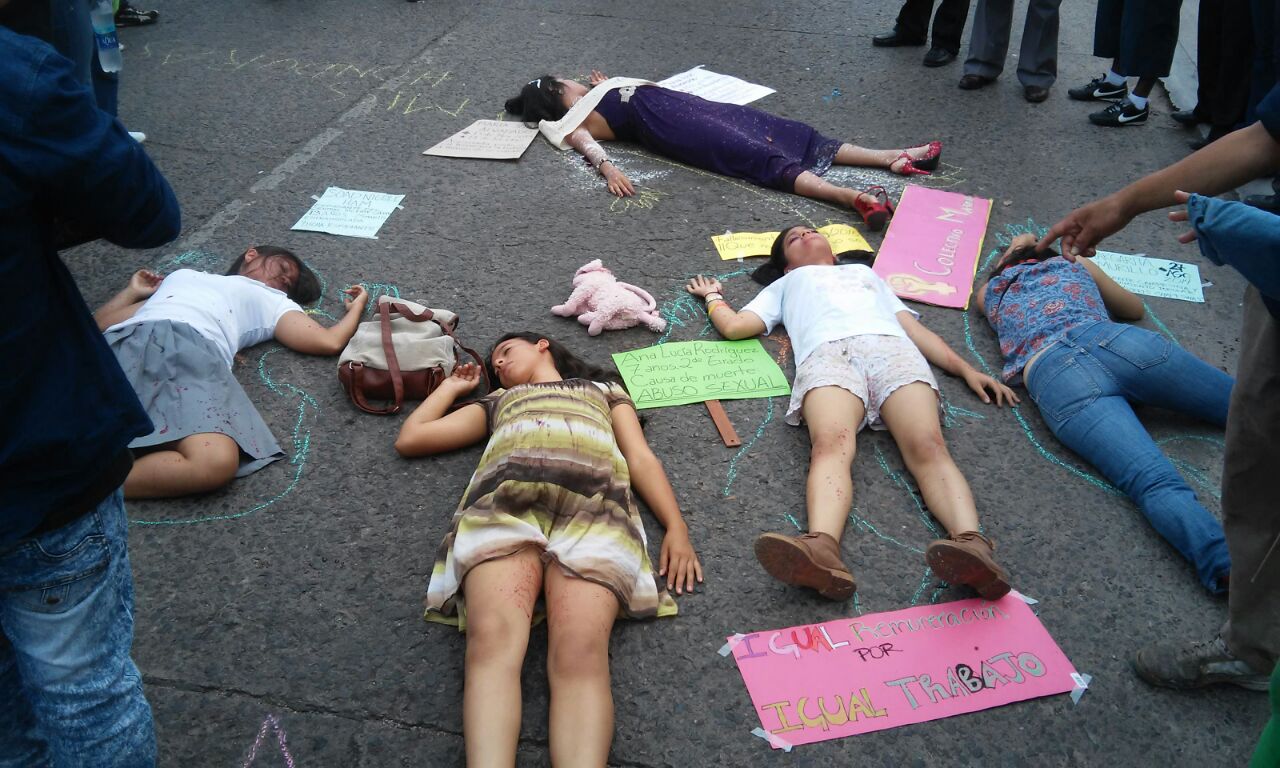 Dramatización hecha en reclamo a los altos índices de Femicidios en Honduras. foto: radioamericahn.net
