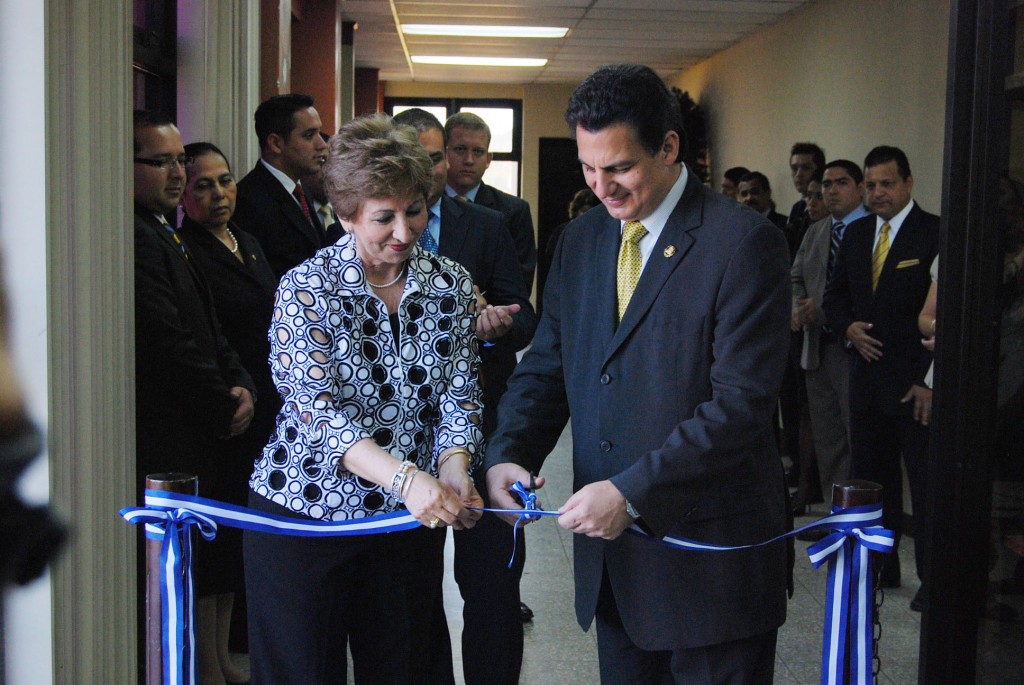 Guadalupe Jerezano, presidenta del IAIP, con el canciller de la República Mario Canahuati.