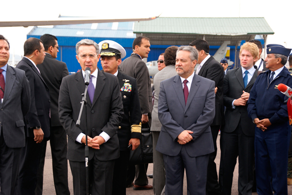 El expresidente Álvaro Uribe (izquierda) ha intensificado su campaña para promover el No al acuerdo entre Farc y Gobierno colombiano. Foto tomada de la cuenta Flickr de la Cancillería de Ecuador