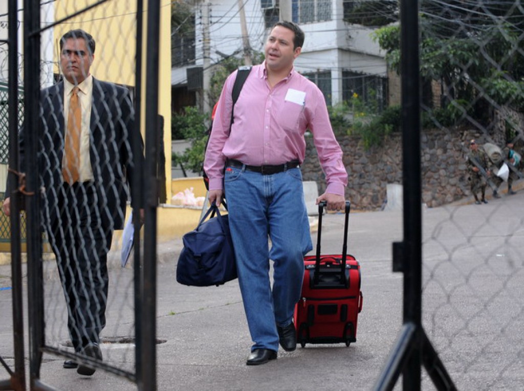 El momento cuando Carlos Eduardo Reina salía de la Embajada brasileña a donde estuvo recluido con el presidente Zelaya en 2009.