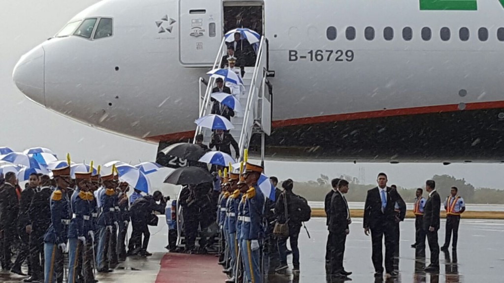 Arribo de la presidenta Tsai Ing-wen a la base aérea de Palmerola. 