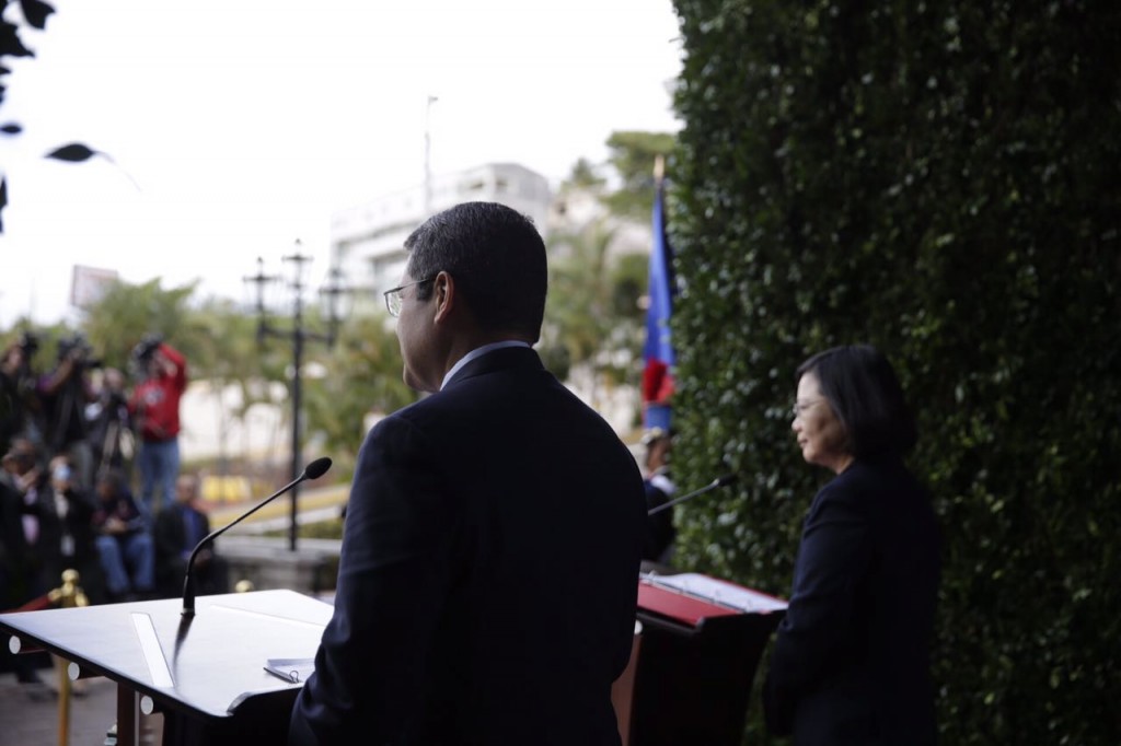 La presidenta Tsai Ing-wen y Juan Orlando Hernández en comparecencia de prensa durante la visita oficial. 