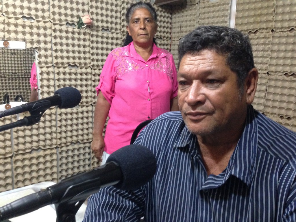 David Murillo en su programa religioso de radio. Atrás de él su esposa Silvia Mencías, ambos padres de Isis Obed.