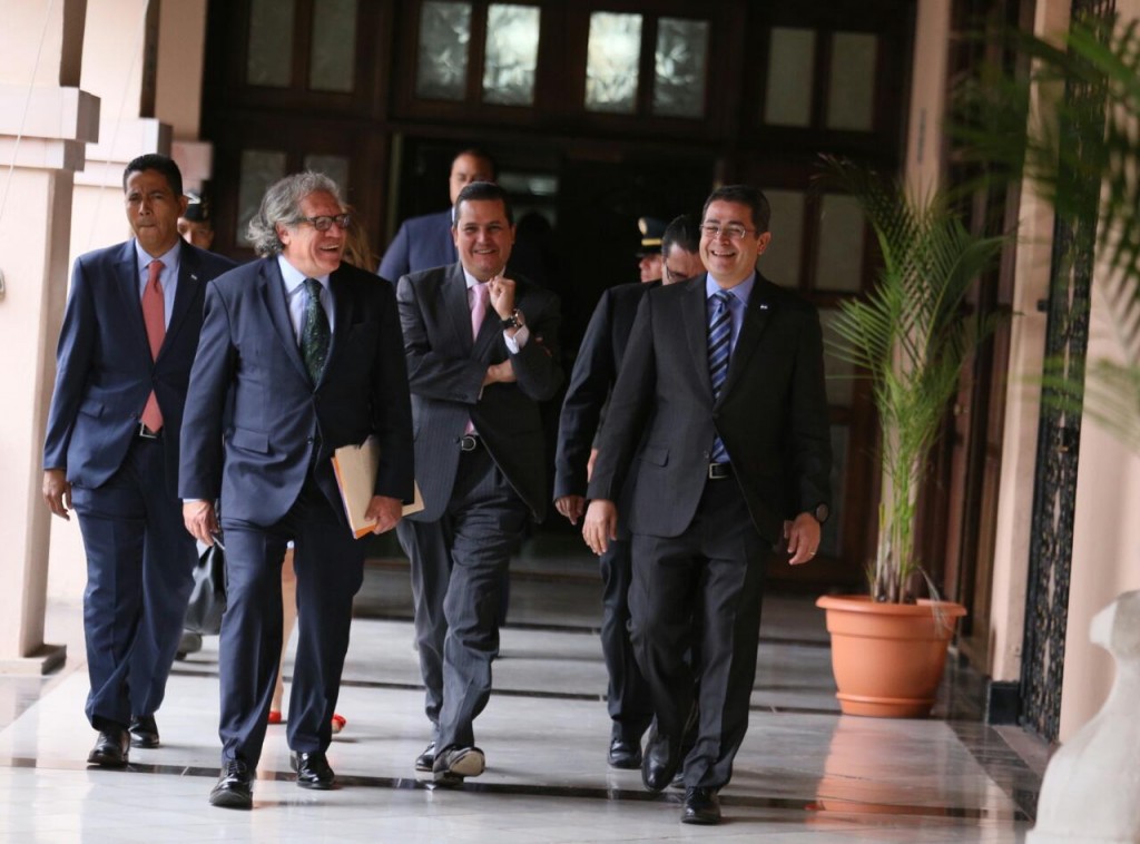 El Secretario General de la OEA, Luis Almagro, con el presidente Juan Orlando Hernández en Casa Presidencial.