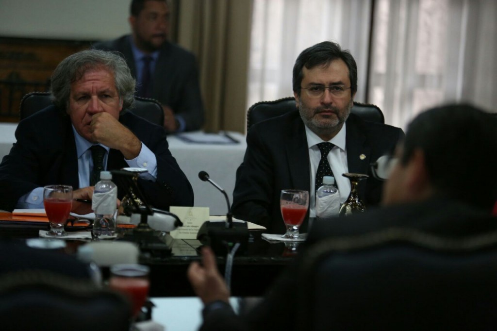 El Secretario General de la OEA, Luis Almagro, y el vocero de la MACCIH, Juan Jiménez Mayor, en reunión con la comitiva presidencial.