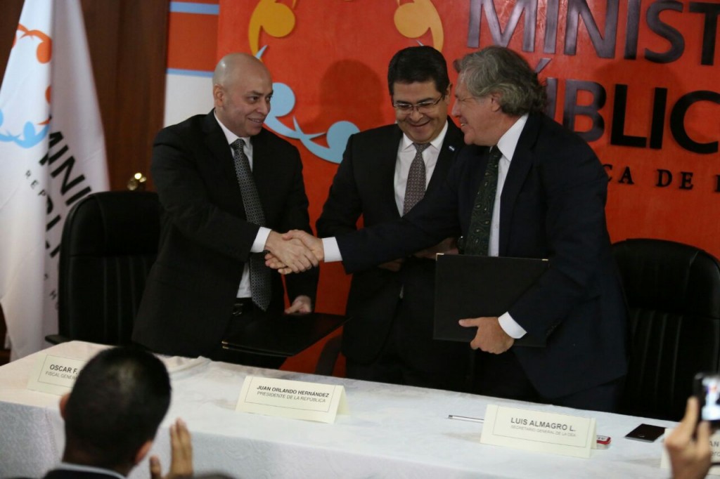 El Fiscal General, Óscar Chinchilla, el presidente Juan Orlando Hernández y el Secretario General de la OEA, Luis Almagro