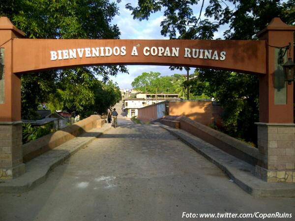via-@Copan-Ruinas-entrada-a-Copán