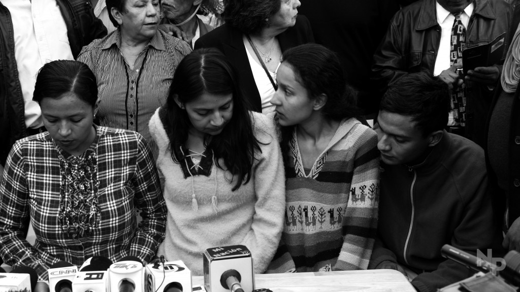 Los hijos de Berta Cáceres, dirigiéndose a los medios de comunicación el día después del asesinato de su madre. De izquierda a derecha: Olivia, Laura, Berta y Salvador. 