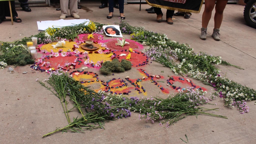 Altar que mujeres hicieron en la morgue mientras esperaban el cuerpo de Berta Cáceres. Foto: Nincy Perdomo. 