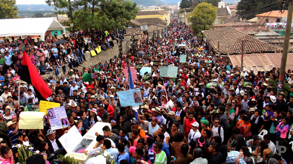 La multitud se congrega en La Gruta para despedir a Berta Cáceres. Fotografía: Nincy Perdomo. 