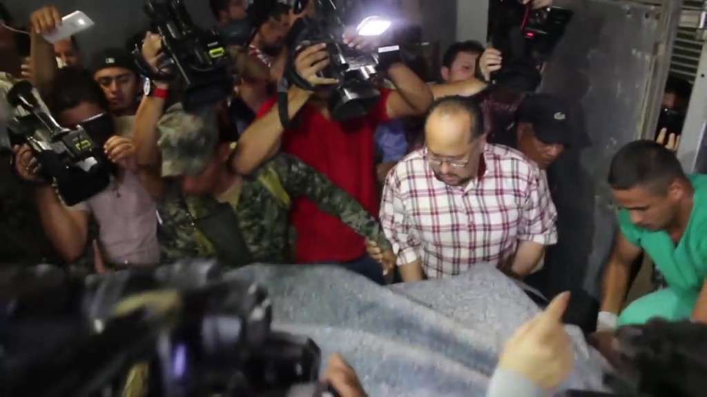 Llegada del cuerpo de Berta Cáceres a la morgue capitalina. Fotograma: Nincy Perdomo. 