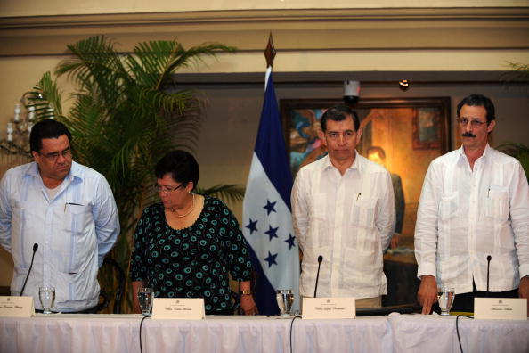 Arturo Corrales (L), Vilma Morales (2nd L), Carlos Lopez (2nd R) and Mauricio Villeda (R), members of the delegation representing interim Honduran leader Roberto Micheletti, attend a press conference in Tegucigalpa on July 10, 2009. Delegations of ousted Honduran president Manuel Zelaya and Honduran de facto president Roberto Micheletti met Friday with the mediation of Costa Rican President Oscar Arias, a Nobel Peace Prize Laurate. There was no agreement but a commitment to continue the dialogue was established. AFP PHOTO Orlando SIERRA (Photo credit should read ORLANDO SIERRA/AFP/Getty Images)