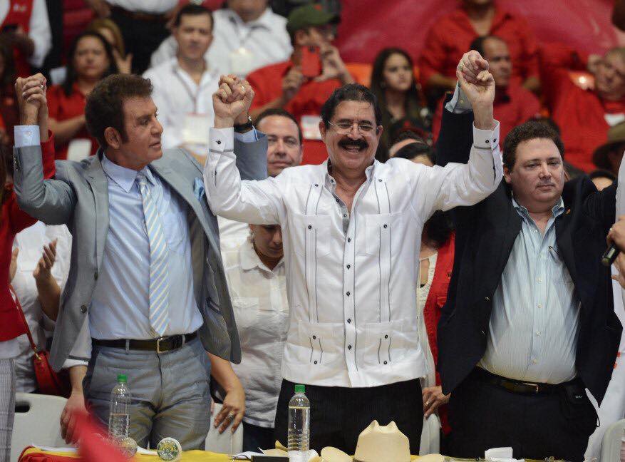 De izquierda: Salvador Nasralla, Mel Zelaya y Guillermo Valle en la asamblea que estableció la Alianza en enero pasado.