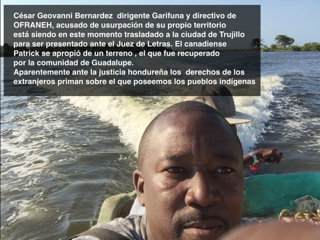 Dirigente Garífuna y directivo de OFRANEH César Geovanni Bernardez, está siendo trasladado a Trujillo para ser presentado en el Juzgado.