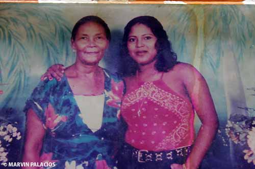 Foto en vida de Juana Jackson (28 años) junto a su abuela (Juana estaba embarazada y murió en ataque) . Foto hondurastierralibre.com