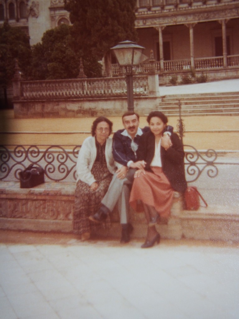 En esta imagen aparecen junto a Mario Felipe Martínez Castillo, Anarella Vélez Osejo y su madre, la Dra. Gloria Osejo Paz, en el Parque de María Luisa, en Sevilla, España.