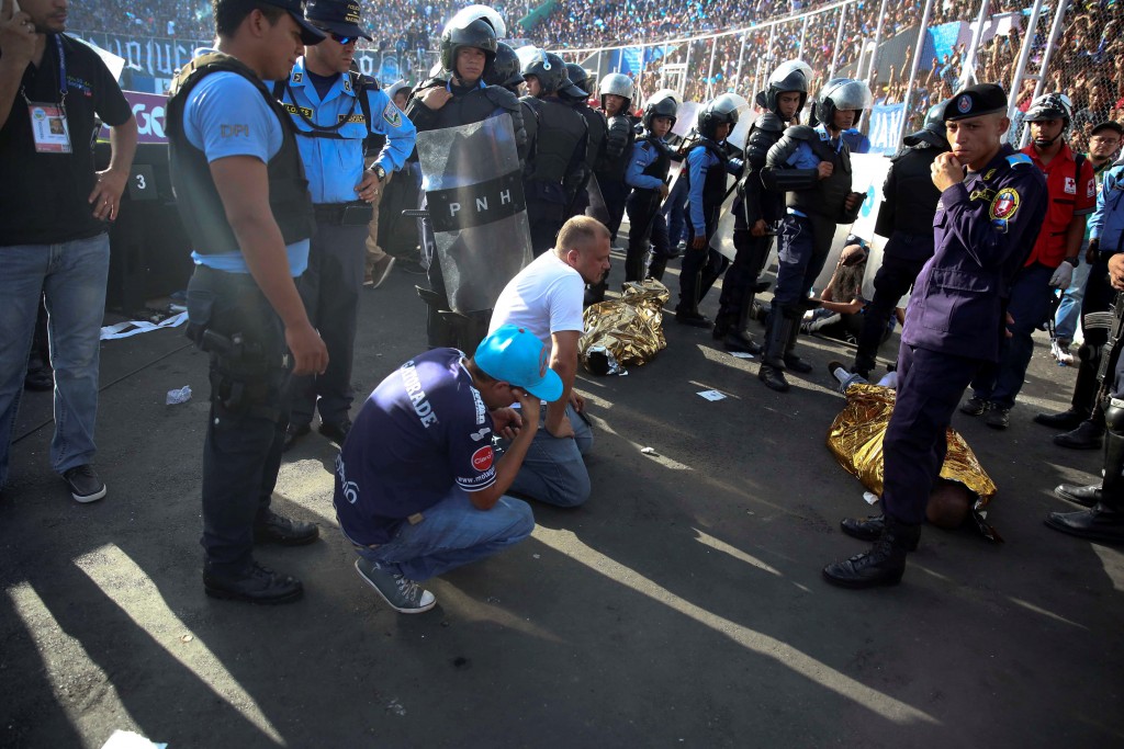 Cuatro muertos, incluyendo una mujer embarazada, y unos 15 heridos dejó una avalancha en el estadio de Tegucigalpa. Foto de REUTERS/Alberto Poveda 
