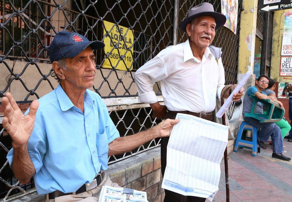 Los vendedores de la tradicional Lotería Chica se quejan de estar perdiendo terreno en el negocio. Foto La Prensa.