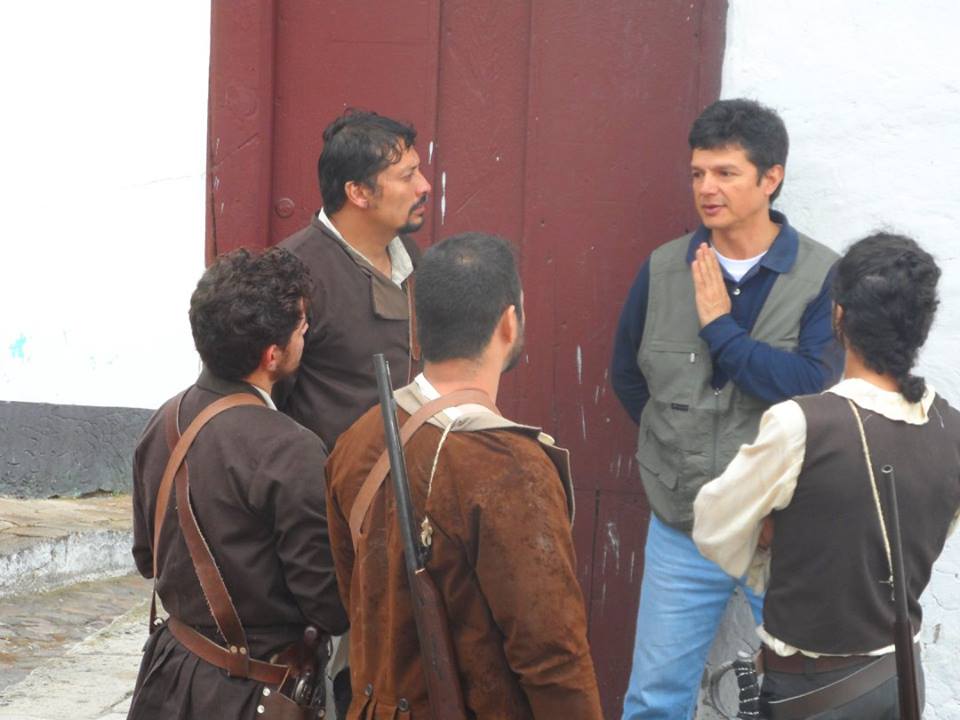 El director Hispano Durón con el elenco en la filmación de "Morazán".