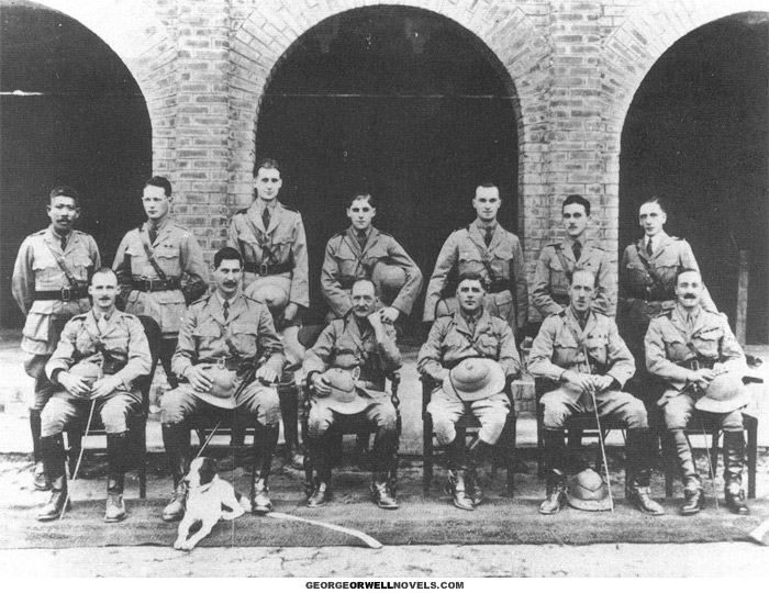  Escuela de entrenamiento provincial birmano en 1923. Arthur Blair (Orwell), es el tercero de pie de izquierda a derecha. 