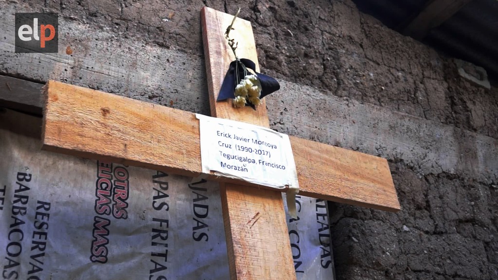 Cruz de madera con el nombre de Erick Montoya Cruz. Fotograma: Nincy Perdomo. 