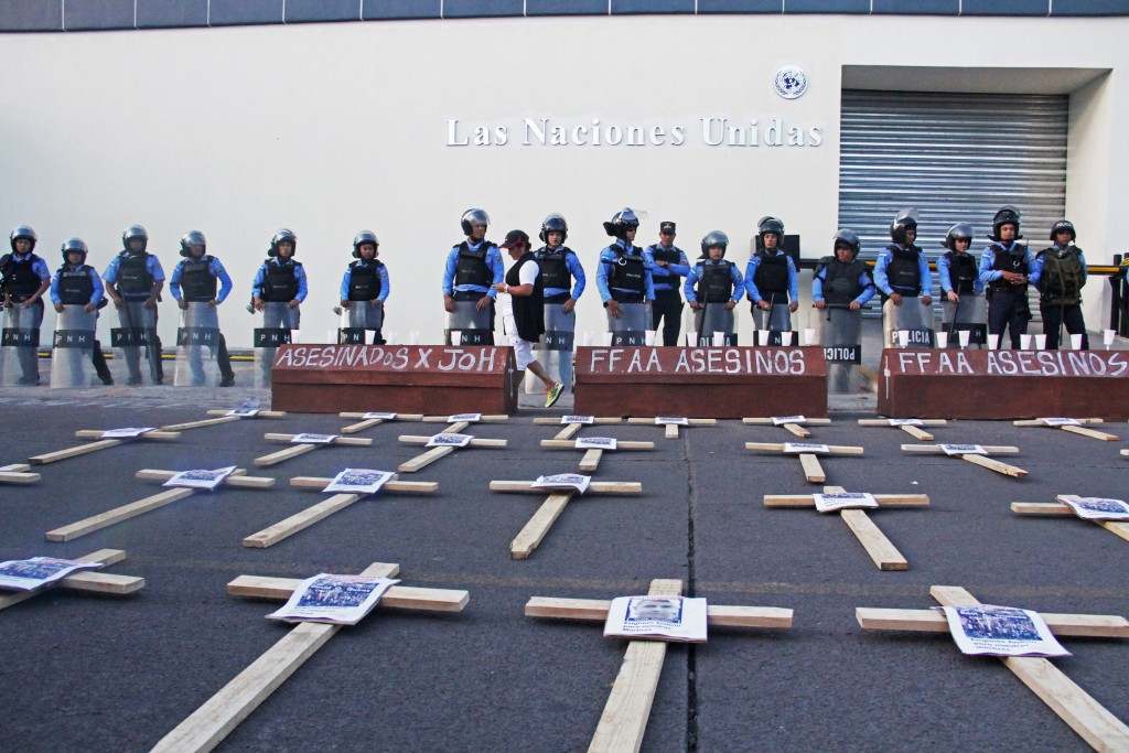 Manifestación de simpatizantes de LIBRE frente a la sede de las Naciones Unidas en Tegucigalpa el 27 de febrero de 2018. Fotografía: Nincy Perdomo. 
