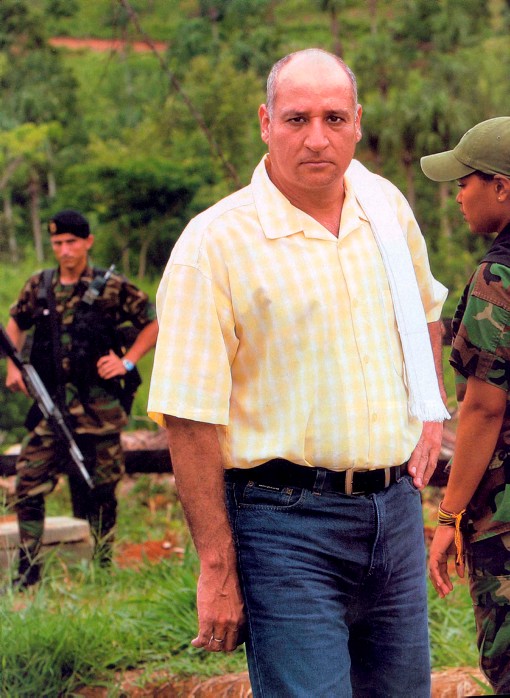 Vicente Castaño Gil, líder de las fuerzas paramilitares, AUC de Colombia, fue vinculado con el narcotráfico. En 2007 murió en condiciones aún no aclaradas. 