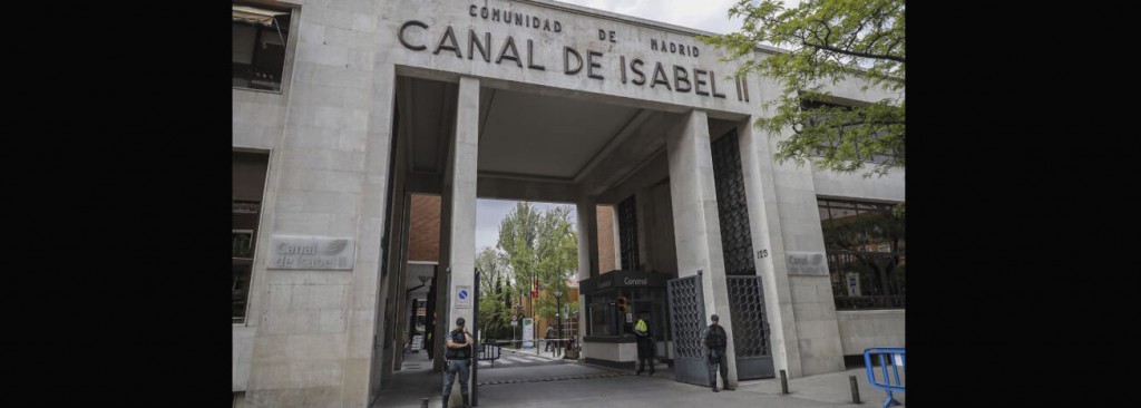 Canal de Isabel II de España, una empresa estatal de la comunidad de Madrid, obtuvo la mayoría accionaria en la Triple A después de pagar un valor 10 veces superior al que las mismas acciones habían costado apenas un año antes. 