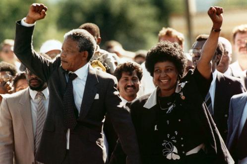 Nelson y Winnie Mandela después de su liberación de la prisión el 11 de febrero de 1990. AP