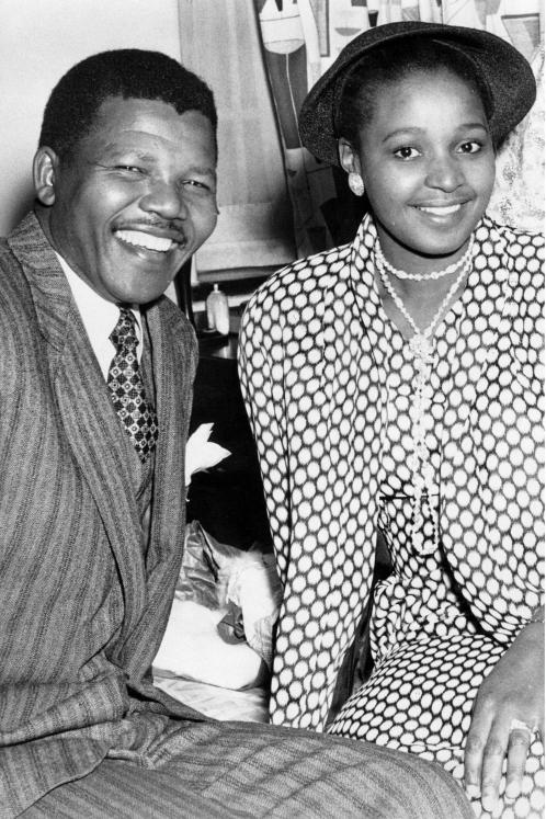 Nelson y Winnie Mandela en el día de su boda en 1958. REX FEATURES