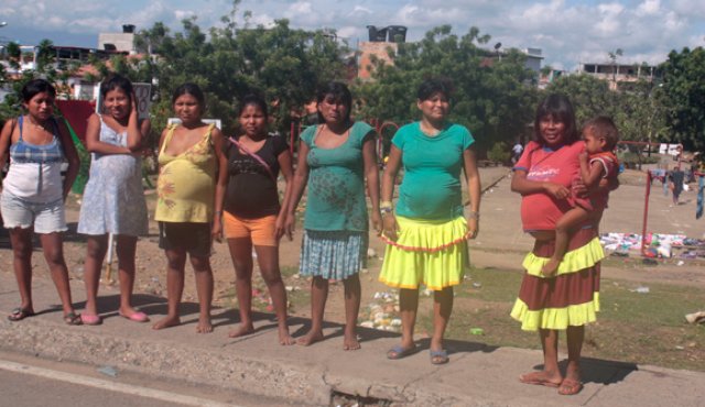 Estas mujeres indígenas embarazadas permitieron ser fotografiadas a cambio de que el Gobierno colombiano las ayude a solventar su cruda situación. Fotografía laopinion.com.co