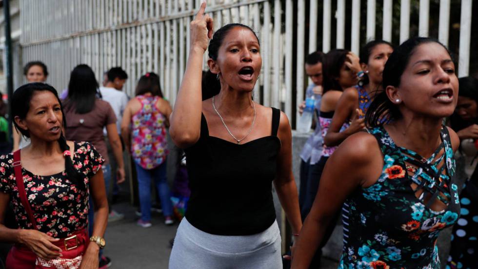 Familiares de algunos de los presos protestas a las afueras del penal, este miércoles en Caracas. En vídeo, declaraciones de la esposa del opositor Daniel Ceballos. CARLOS GARCIA RAWLINS (REUTERS)
