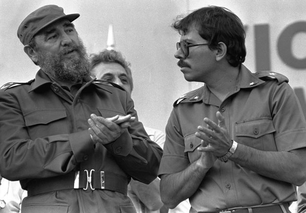 Fidel Castro y Daniel Ortega en 1985.