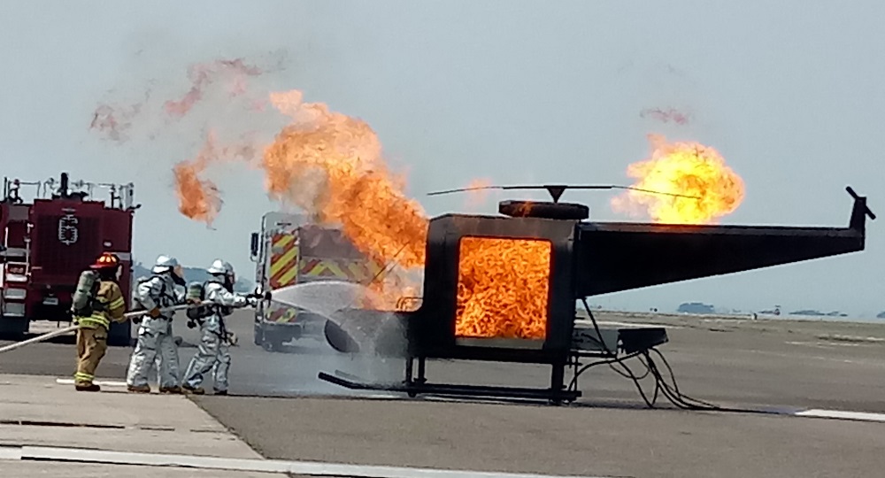 Durante el entrenamiento de cinco días, los bomberos se enfrentaron a varios escenarios, como un incendio en un simulacro de avión. (Foto: Kay Valle, Diálogo)
