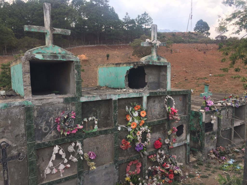 Son pocos los cuerpos que restan por exhumar en el viejo cementerio de Azacualpa. Según locales, el 95% de la comunidad ya aceptó la compensación económica otorgada por la empresa.